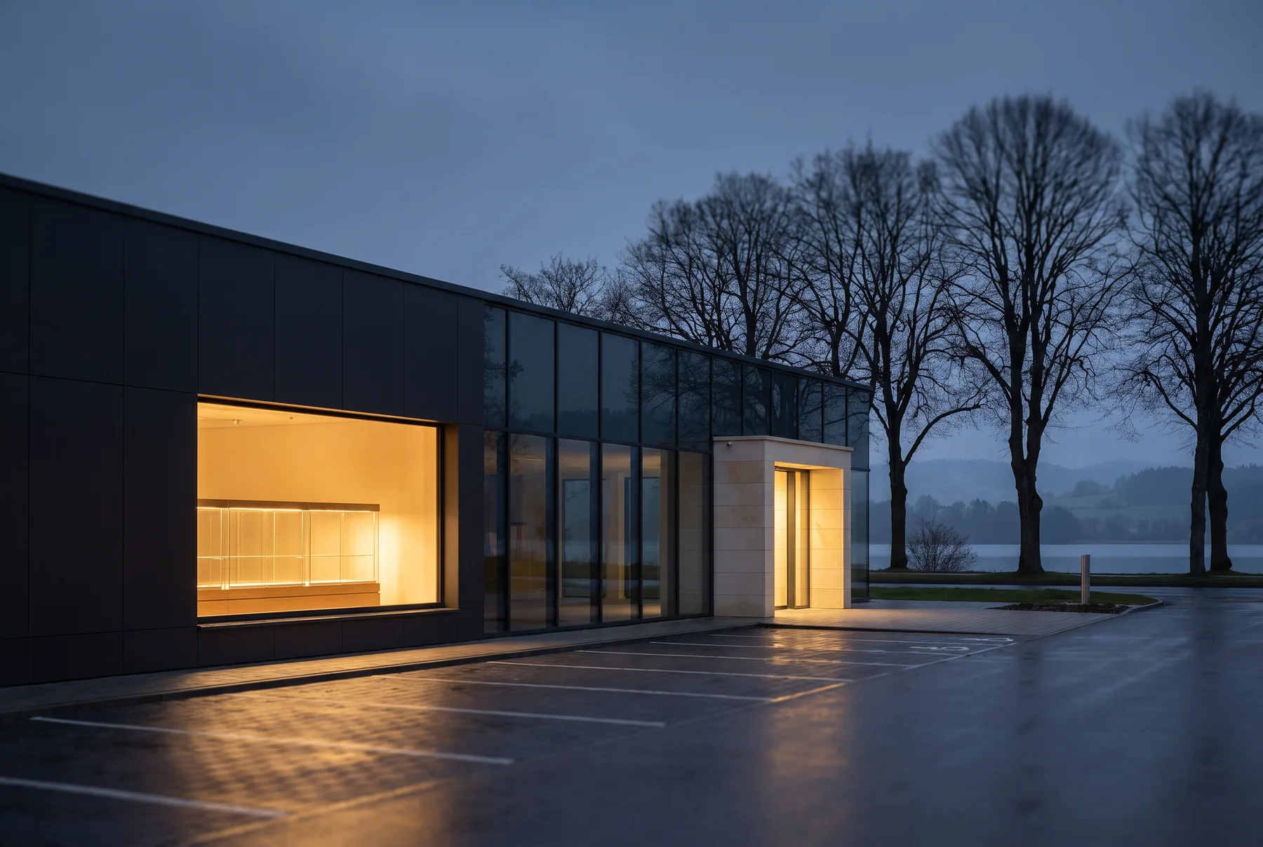 Zurückhaltende Geschäftsfront mit beleuchteter Vitrine zur blauen Stunde am Zürichsee