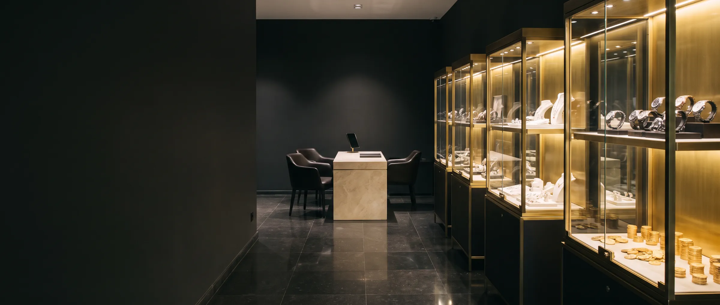 Showroom mit beleuchteten Vitrinen für Uhren und Schmuck im Verkaufsbereich