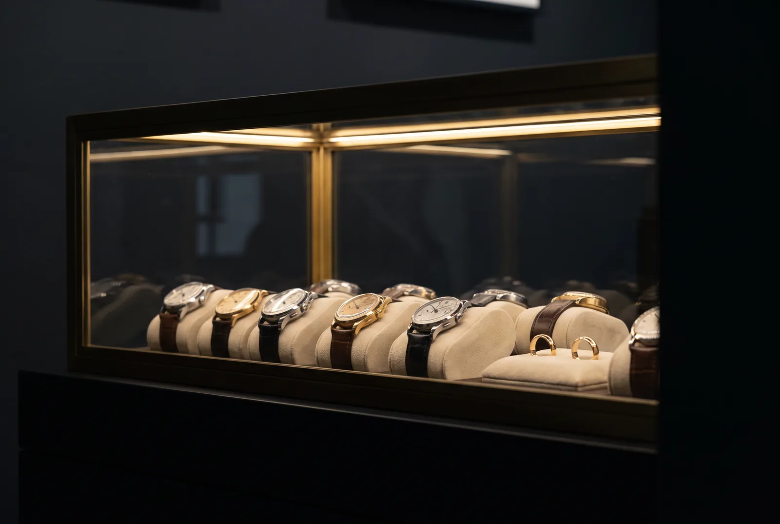 Beleuchtete Vitrine mit Ringen und Uhren im Verkaufsraum